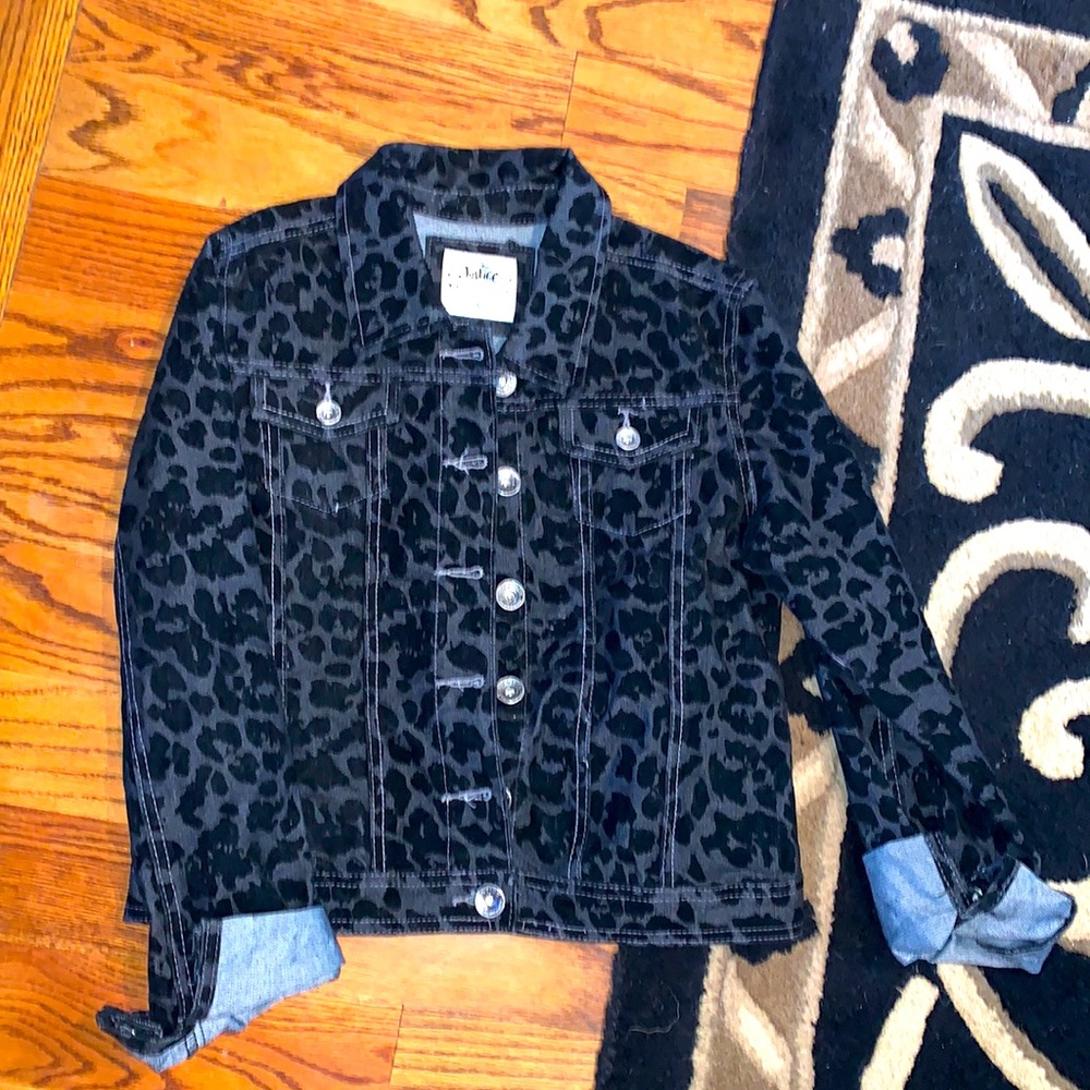 Justice girls size 16 black and grey leopard 🧥